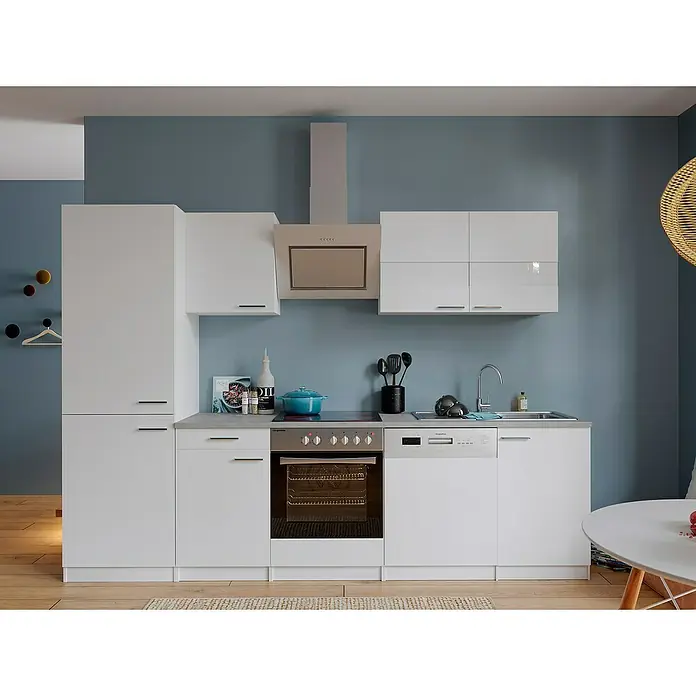 Respekta Küchenzeile Malia - Breite: 280 cm, Weiß, Dekor Arbeitsplatte: Betonoptik, Mit Elektrogeräten, Volumen Backofen: 72 l - Helle Küchenzeile mit weißen Schränken, integriertem Ofen, Spülmaschine und grauer Arbeitsplatte vor blauer Wand.