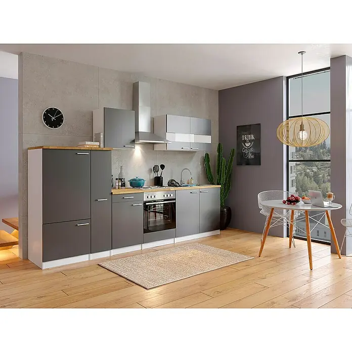 Respekta Küchenzeile Malia - Breite: 300 cm, Grau, Mit Elektrogeräten, Dekor Arbeitsplatte: Holzoptik, Volumen Backofen: 60 l - Modernes Küchendesign mit grauen Schränken, Holzarbeitsplatte und Esstisch mit minimalistischen Stühlen unter einer dekorativen Hängelampe.