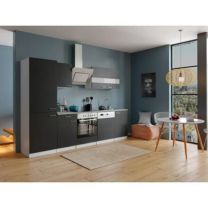 Respekta Küchenzeile Malia - Breite: 280 cm, Schwarz, Dekor Arbeitsplatte: Betonoptik, Mit Elektrogeräten, Volumen Backofen: 72 l - Moderne Küche in dunklen Tönen mit integrierten Geräten und heller Holzboden, akzentuiert durch eine stilvolle Hängelampe.