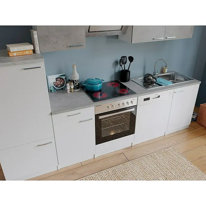Respekta Küchenzeile Malia Typ 2Breite: 280 cm, Weiß/Beton, Mit Elektrogeräten - Eine moderne Küchenzeile mit weißen Schränken, einer grauen Arbeitsplatte und einem Kochfeld mit blauem Topf, perfekt für kleine Räume.