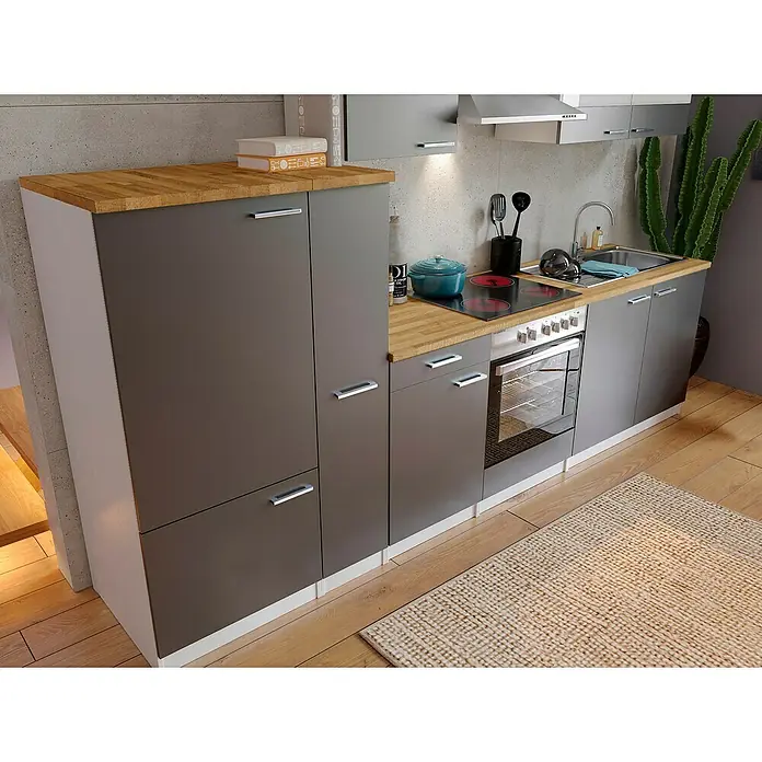Respekta Küchenzeile Malia - Breite: 300 cm, Grau, Mit Elektrogeräten, Dekor Arbeitsplatte: Holzoptik, Volumen Backofen: 72 l - Moderne Küche mit grauen Schränken und Holzarbeitsplatten, die Stauraum und Funktionalität vereint. Inklusive Kochfeld, Ofen und Spüle.