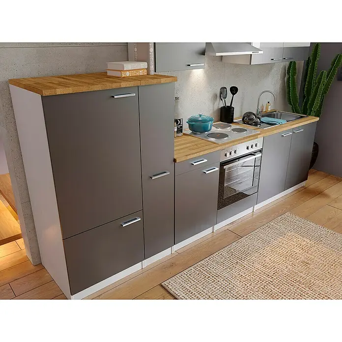 Respekta Küchenzeile Malia - Breite: 300 cm, Grau, Mit Elektrogeräten, Dekor Arbeitsplatte: Holzoptik, Volumen Backofen: 60 l - Helles, modernes Küchendesign mit grauen Schränken, Holzarbeitsplatten und integriertem Kochfeld sowie Ofen. Stilvolle und funktionale Kücheneinrichtung.