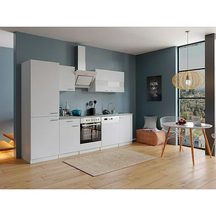 Respekta Küchenzeile Malia - Breite: 280 cm, Weiß, Dekor Arbeitsplatte: Betonoptik, Mit Elektrogeräten, Volumen Backofen: 72 l - Moderne Küche mit weißen Schränken, Dunstabzugshaube und einem Esstisch mit Stühlen, beleuchtet von einer stilvollen Pendelleuchte.