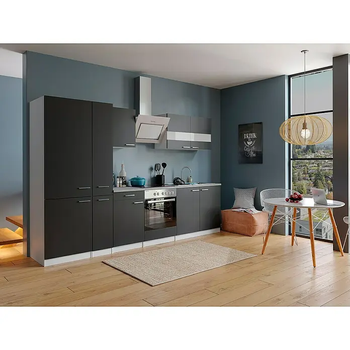 Respekta Küchenzeile Malia - Breite: 300 cm, Schwarz, Dekor Arbeitsplatte: Betonoptik, Mit Elektrogeräten, Volumen Backofen: 72 l - Moderne Küche in Anthrazit mit weißen Akzenten und hellen Holzböden, die einladende Atmosphäre schafft. Blickfang ist die Lampe über dem Esstisch.