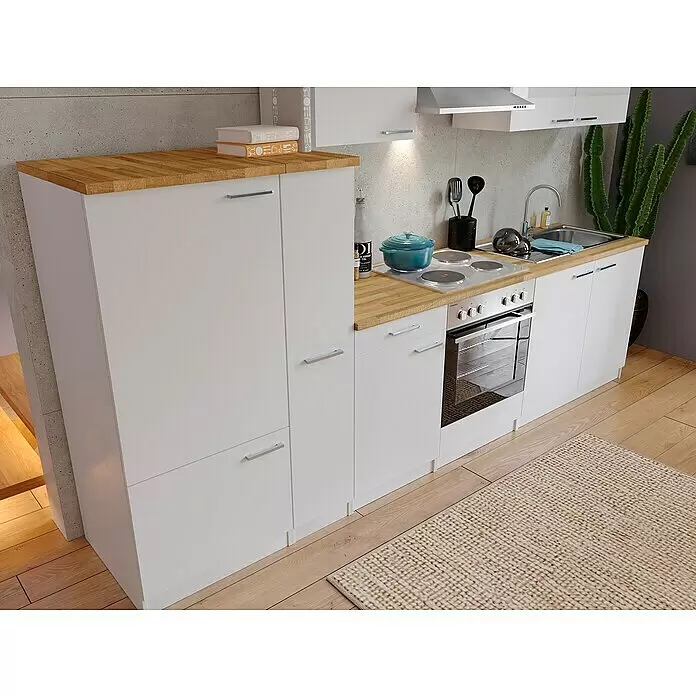 Respekta Küchenzeile Malia - Breite: 300 cm, Weiß, Mit Elektrogeräten, Dekor Arbeitsplatte: Holzoptik, Volumen Backofen: 60 l - Weiße Küchenschränke mit Holz-Arbeitsplatte und integriertem Backofen, Kochfeld und Spüle in einer modernen Küche.