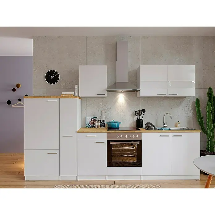 Respekta Küchenzeile Malia - Breite: 300 cm, Weiß, Mit Elektrogeräten, Dekor Arbeitsplatte: Holzoptik, Volumen Backofen: 72 l - Küchenansicht mit weißen Schränken und Geräten unter hellem Tageslicht, die eine moderne, saubere und einladende Atmosphäre schaffen.
