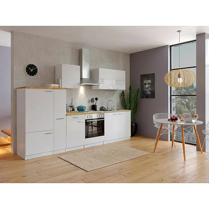 Respekta Küchenzeile Malia - Breite: 300 cm, Weiß, Mit Elektrogeräten, Dekor Arbeitsplatte: Holzoptik, Volumen Backofen: 60 l - Helle Küche mit weißen Schränken, Holzböden und einem Essbereich mit rundem Tisch und auffälliger Pendelleuchte für einen modernen Look.