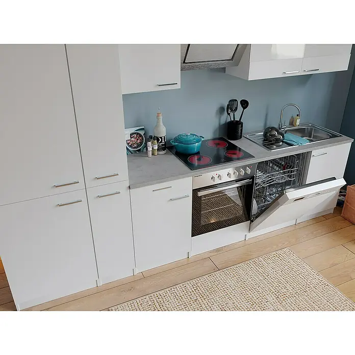 Respekta Küchenzeile Malia - Breite: 300 cm, Weiß, Dekor Arbeitsplatte: Betonoptik, Mit Elektrogeräten, Volumen Backofen: 72 l - Diese Aufnahme zeigt eine moderne Küche in Weiß mit einem Herd, Spülbecken und einem offenen Geschirrspüler, der zum Reinigen bereitsteht.
