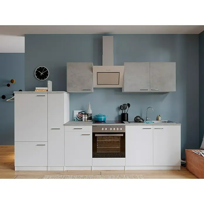 Respekta Küchenzeile Malia Typ 2 - Breite: 300 cm, Weiß/Beton, Mit Elektrogeräten - Helle Küchenzeile mit weißen Schränken, Beton-Look Hängeschränken und Dunstabzugshaube vor einer blau gestrichenen Wand.