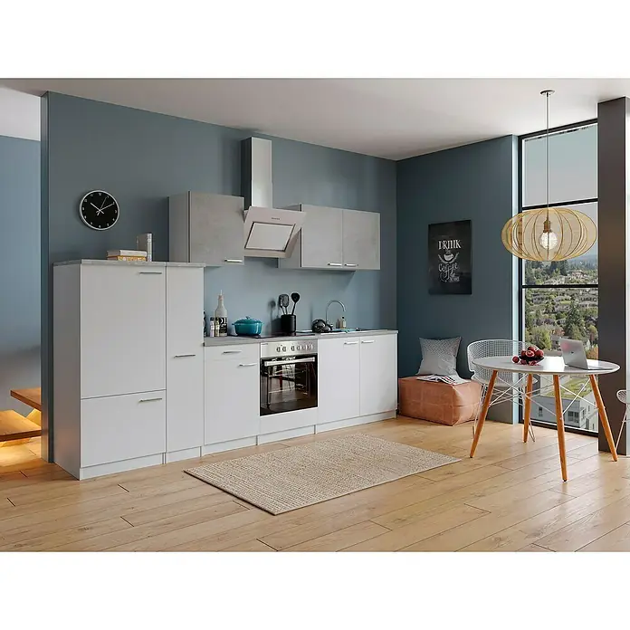 Respekta Küchenzeile Malia Typ 2 - Breite: 300 cm, Weiß/Beton, Mit Elektrogeräten - Küchenansicht mit weißen Einbauküchenmöbeln, Dunstabzugshaube und Esstisch mit Stühlen. Moderne Raumgestaltung für ein stilvolles Zuhause.