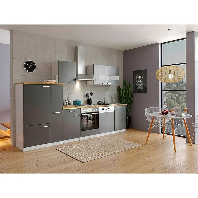 Respekta Küchenzeile Malia - Breite: 310 cm, Grau, Mit Elektrogeräten, Dekor Arbeitsplatte: Holzoptik, Volumen Backofen: 60 l - Helle Küche mit grauen Schränken und Holzakzenten, Esstisch mit Stühlen unter einer modernen Lampe.