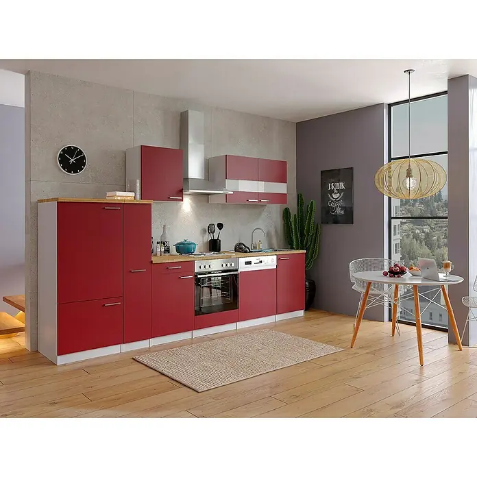 Respekta Küchenzeile Malia - Breite: 310 cm, Rot, Mit Elektrogeräten, Dekor Arbeitsplatte: Holzoptik, Volumen Backofen: 60 l - Moderne Küche mit roten Schränken, heller Arbeitsplatte und Esstisch unter einer dekorativen Lampe. Helle Holzfußboden sorgt für Wärme.