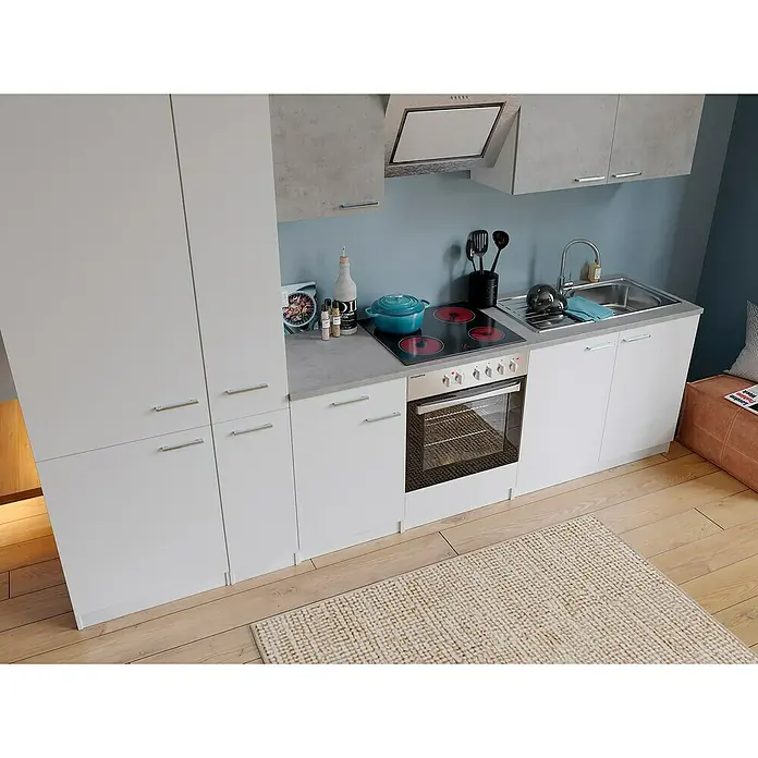 Respekta Küchenzeile Malia Typ 1 - Breite: 300 cm, Weiß/Beton, Mit Elektrogeräten - Moderne Küchenzeile mit weißen Schränken, grauem Herd und Spüle unter einer Dunstabzugshaube. Das Arrangement bietet eine kompakte und stilvolle Kochumgebung.