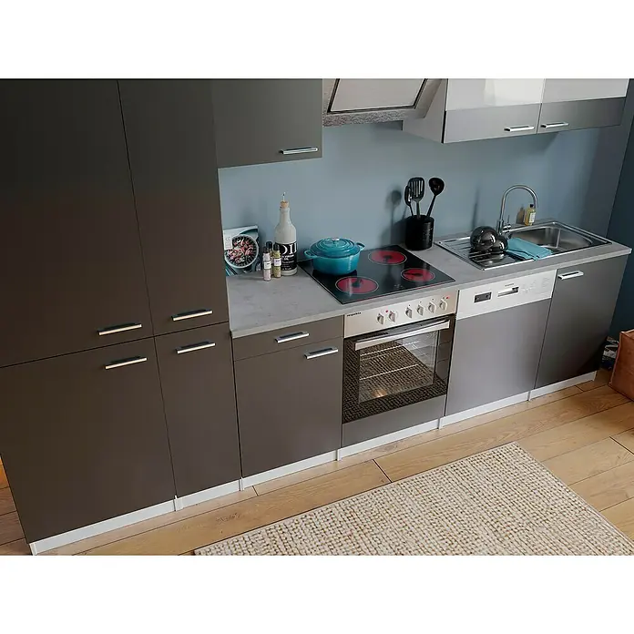 Respekta Küchenzeile Malia - Breite: 310 cm, Grau, Dekor Arbeitsplatte: Betonoptik, Mit Elektrogeräten, Volumen Backofen: 72 l - Küchenszene mit dunkelgrauen Schränken, Kochfeld, Spüle und Geschirrspüler. Die Küche ist modern und funktional gestaltet.