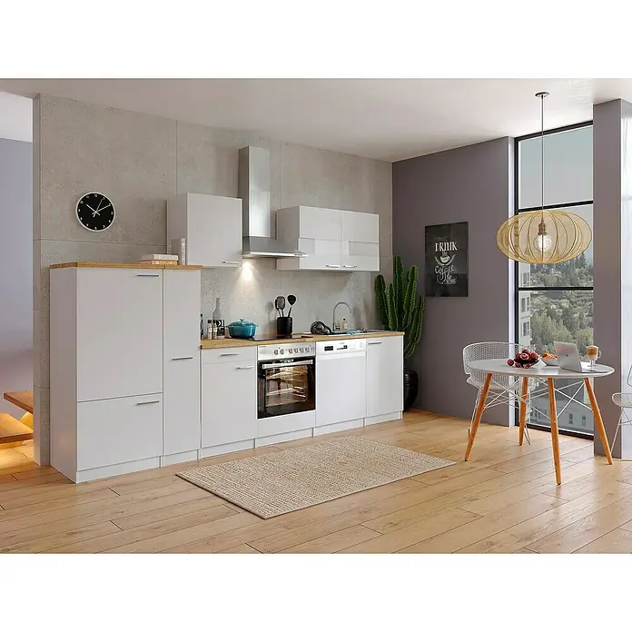 Respekta Küchenzeile Malia - Breite: 310 cm, Weiß, Mit Elektrogeräten, Dekor Arbeitsplatte: Holzoptik, Volumen Backofen: 72 l - Helle Küche mit weißen Schränken, Holzfußboden und einem runden Esstisch mit einer Rattankugel-Hängeleuchte. Eine moderne und stilvolle Einrichtung.