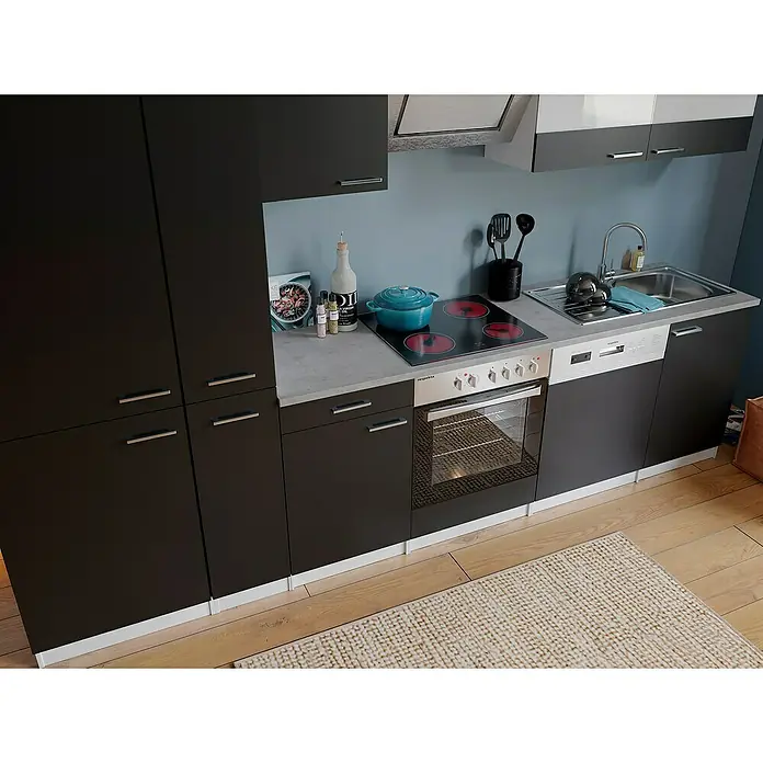 Respekta Küchenzeile Malia - Breite: 310 cm, Schwarz, Dekor Arbeitsplatte: Betonoptik, Mit Elektrogeräten, Volumen Backofen: 72 l - Moderne Küchenzeile mit schwarzen Schränken, Elektroherd, Spüle und Geschirrspüler. Die Arbeitsplatte ist grau, und über dem Herd befindet sich eine Dunstabzugshaube.