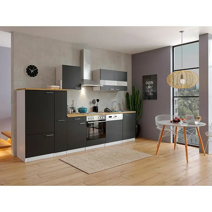 Respekta Küchenzeile Malia - Breite: 310 cm, Schwarz, Mit Elektrogeräten, Dekor Arbeitsplatte: Holzoptik, Volumen Backofen: 60 l - Modernes Küchendesign mit schwarzen Schränken, Holzarbeitsplatten und einem Esstisch mit dekorativer Hängelampe.