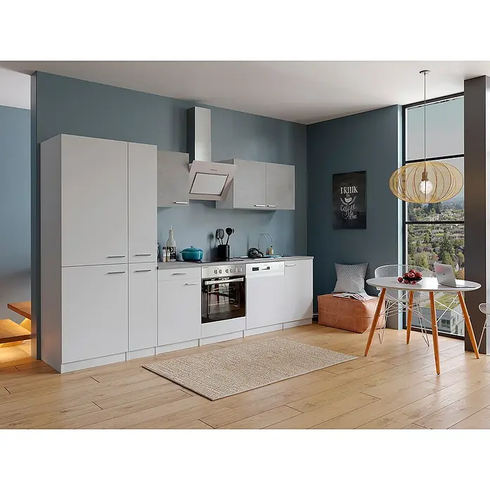 Respekta Küchenzeile Malia Typ 1 - Breite: 310 cm, Weiß/Beton, Mit Elektrogeräten - Moderne Küche mit weißen Schränken, Edelstahlgeräten und hellem Holzfußboden. Ein stilvolles Essbereich ergänzt die Küchenzeile.