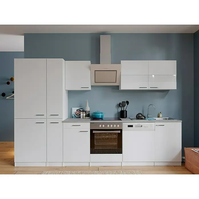 Respekta Küchenzeile Malia - Breite: 310 cm, Weiß, Dekor Arbeitsplatte: Betonoptik, Mit Elektrogeräten, Volumen Backofen: 72 l - Helle Küche mit weißen Schränken, Dunstabzugshaube und modernen Geräten. Der Raum wirkt einladend und funktional.