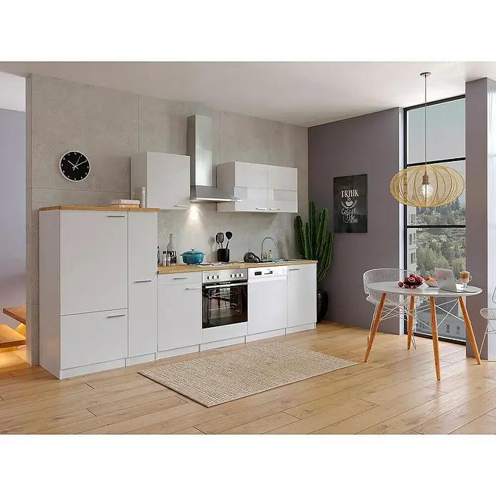 Respekta Küchenzeile Malia - Breite: 310 cm, Weiß, Mit Elektrogeräten, Dekor Arbeitsplatte: Holzoptik, Volumen Backofen: 60 l - Küchenansicht mit weißen Schränken, Holzoberflächen und Esstisch mit Rattanlampe. Moderne und helle Küchendekoration.