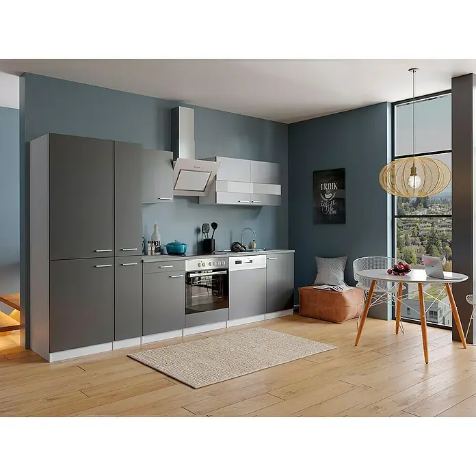 Respekta Küchenzeile Malia - Breite: 310 cm, Grau, Dekor Arbeitsplatte: Betonoptik, Mit Elektrogeräten, Volumen Backofen: 72 l - Eine moderne Küche mit grauen Schränken, einer Dunstabzugshaube und einem Esstisch unter einer hängenden Lampe.
