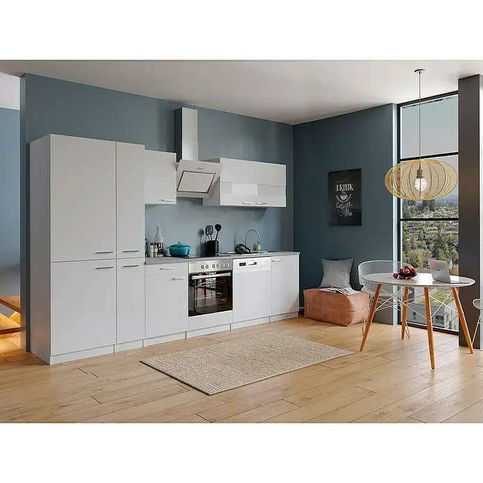 Respekta Küchenzeile Malia - Breite: 310 cm, Weiß, Dekor Arbeitsplatte: Betonoptik, Mit Elektrogeräten, Volumen Backofen: 72 l - Eine moderne Küche in Weiß mit hellbraunem Teppich und hellem Holzboden. Über dem runden Tisch hängt eine helle, moderne Lampe.
