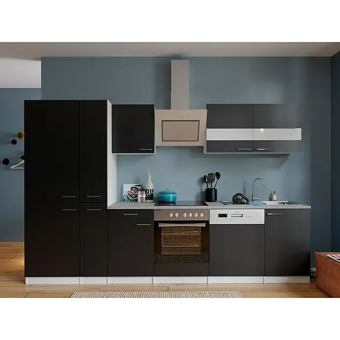 Respekta Küchenzeile Malia - Breite: 310 cm, Schwarz, Dekor Arbeitsplatte: Betonoptik, Mit Elektrogeräten, Volumen Backofen: 72 l - Das Bild zeigt eine moderne Küche mit schwarzen und grauen Schränken, einer Spüle und einem Herd. Die Küche ist stilvoll und funktional gestaltet.