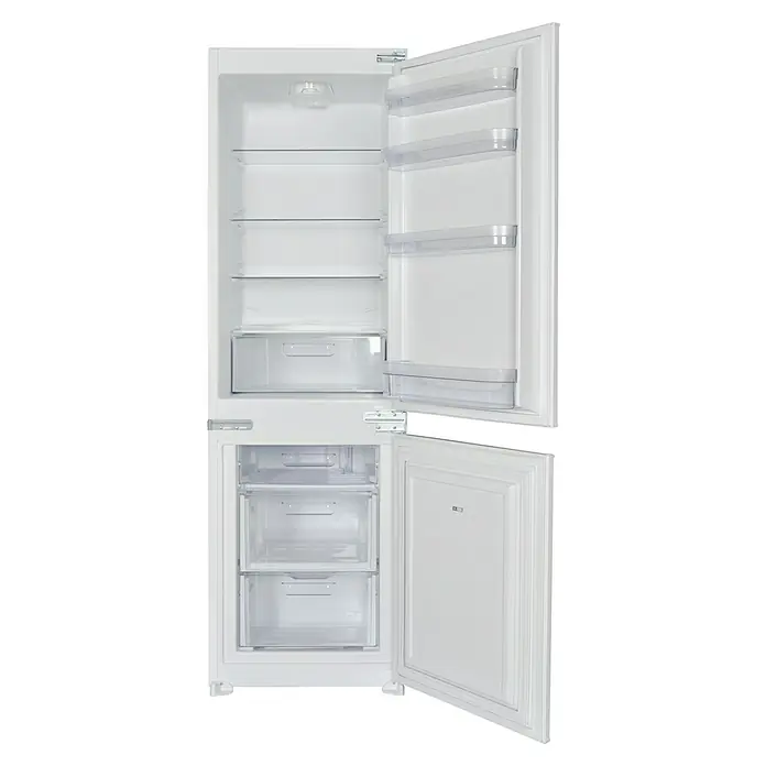Respekta Küchenzeile Malia - Breite: 270 cm, Grau, Dekor Arbeitsplatte: Betonoptik, Mit Elektrogeräten, Volumen Backofen: 72 l - Ein offener, weißer Kühlschrank mit Gefrierfach und mehreren Ablageflächen, ideal zur Lagerung frischer und gefrorener Lebensmittel.