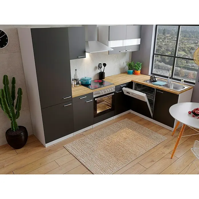 Respekta Winkelküche Malia Typ 1 - B x T: 280 x 172 cm, Schwarz, Mit Elektrogeräten - Helle und moderne Küche mit grauen Schränken, einer Holzarbeitsplatte und einem Teppich auf dem Holzboden. Der Raum wirkt einladend.