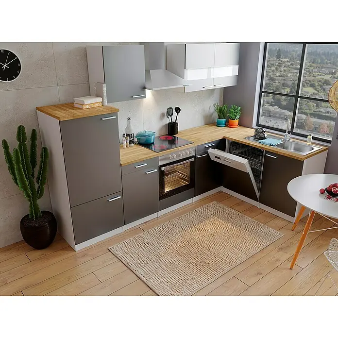 Respekta Winkelküche Malia Typ 3 - B x T x H: 280 x 172 x 200 cm, Grau, Mit Elektrogeräten - Küchenaufnahme mit modernen grauen Schränken, hellem Holzboden und Fenster mit Blick ins Grüne, ergänzt durch einen runden Tisch und Pflanze.