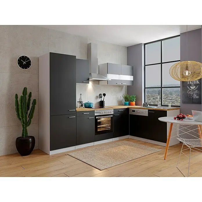 Respekta Winkelküche Malia Typ 1 - B x T: 280 x 172 cm, Schwarz, Mit Elektrogeräten - Moderne Küche mit grauen Schränken, Holzarbeitsplatten und einem Holztisch mit Stühlen, die eine einladende Atmosphäre schaffen.