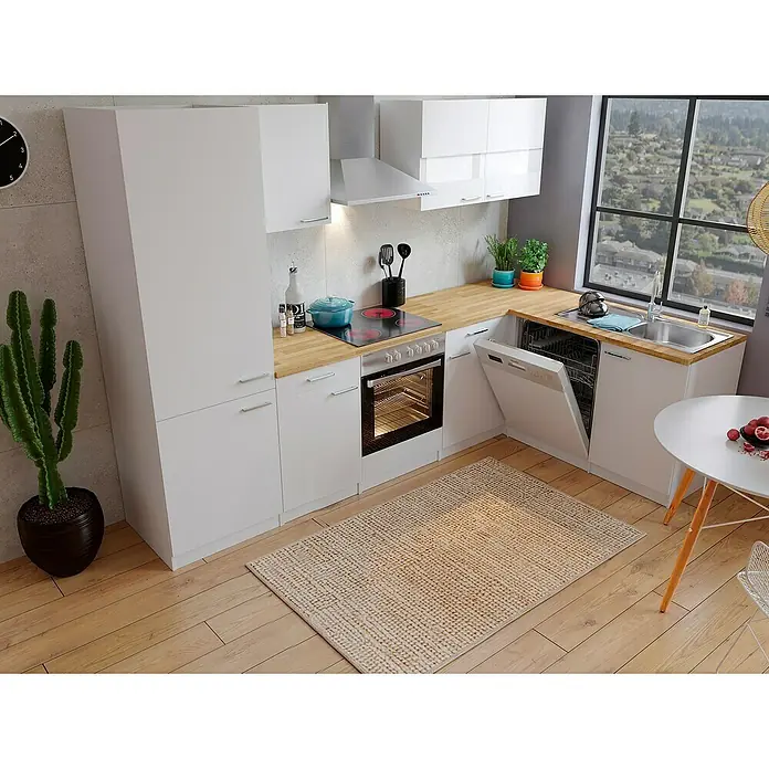 Respekta Winkelküche Malia Typ 1 - B x T: 280 x 172 cm, Weiß, Mit Elektrogeräten - Eine moderne Küche mit weißen Schränken, einer Holz Arbeitsplatte, einem Teppich und einem Geschirrspüler.