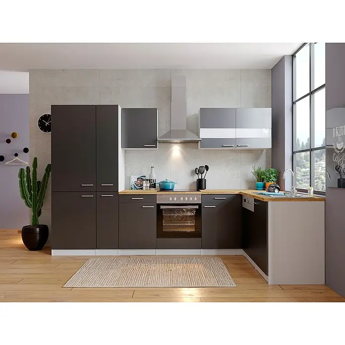 Respekta Winkelküche Malia Typ 4 - B x T: 310 x 172 cm, Grau, Mit Elektrogeräten - Eine moderne Küche mit dunklen Schränken, einer hellen Arbeitsplatte und einem Teppich auf dem Holzboden. Die Küche ist gut beleuchtet durch ein Fenster.