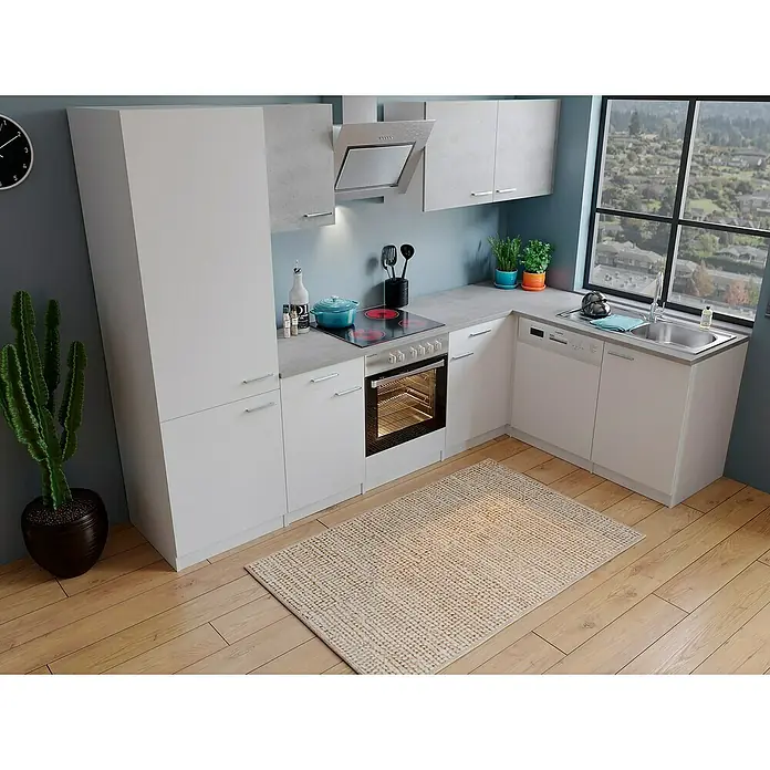Respekta Winkelküche Malia Typ 1 - B x T: 280 x 172 cm, Weiß/Beton, Mit Elektrogeräten - Kücheninterieur mit weißen Schränken und Geräten, ergänzt durch eine Zimmerpflanze und einen Teppich. Helles Holzparkett sorgt für Wärme.