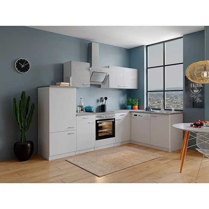 Respekta Winkelküche Malia Typ 3 - B x T x H: 280 x 172 x 200 cm, Weiß/Beton, Mit Elektrogeräten - Helle Küche mit weißen Schränken, Arbeitsplatte in Grau und Holzboden. Eine Uhr und ein Kaktus zieren die Wand.