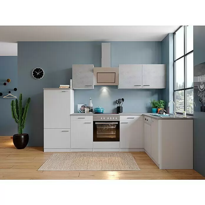 Respekta Winkelküche Malia Typ 3 - B x T x H: 280 x 172 x 200 cm, Weiß/Beton, Mit Elektrogeräten - Moderne weiße Küche mit Beton-Optik Schränken, grauen Arbeitsplatten, Ofen und Spüle, in einem Raum mit blauen Wänden und großem Fenster.