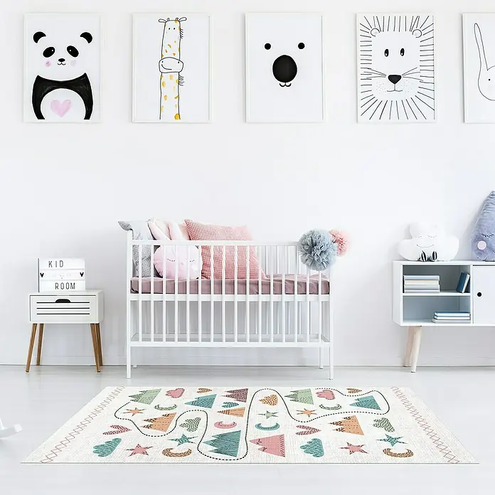 Alfombra de vinilo Croma infantil Scandi Desierto - Multicolor, 150 x 80 cm - Habitación infantil con una alfombra con un diseño colorido, rodeada de pinturas de animales y una cuna.