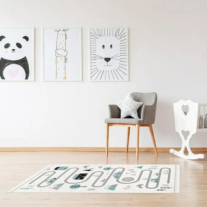 Alfombra de vinilo Croma infantil Scandi Circuito - Multicolor, 150 x 80 cm - Una alfombra de juego de color claro con un diseño de carretera lindo se encuentra en una habitación infantil con arte de pared de animales.