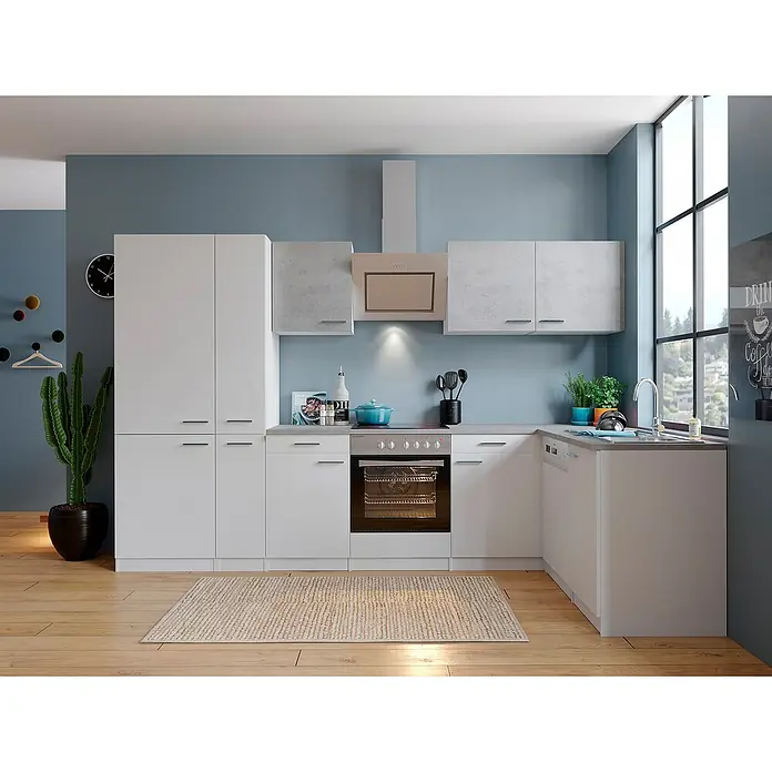 Respekta Winkelküche Malia Typ 4 - B x T: 310 x 172 cm, Weiß/Beton, Mit Elektrogeräten - Helle, moderne Küche mit weißen Schränken und Geräten, sowie einer Dunstabzugshaube über dem Herd. Ein heller Teppich liegt auf dem Holzboden.