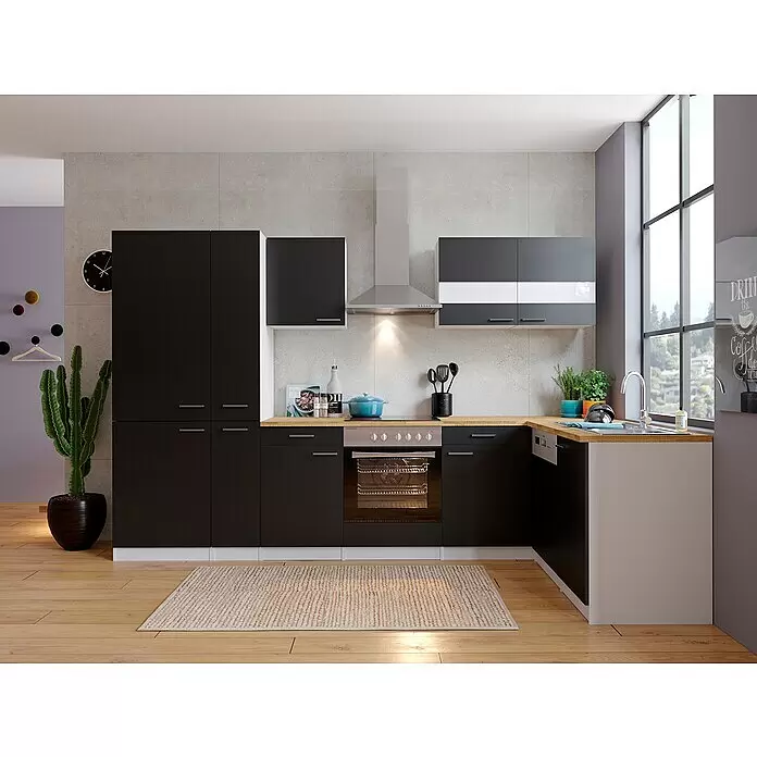 Respekta Winkelküche Malia Typ 4 - B x T: 310 x 172 cm, Schwarz, Mit Elektrogeräten - Eine moderne Küche mit schwarzen Schränken, heller Holztheke, Edelstahlelementen und grauem Fliesenspiegel in einem hellen Raum.