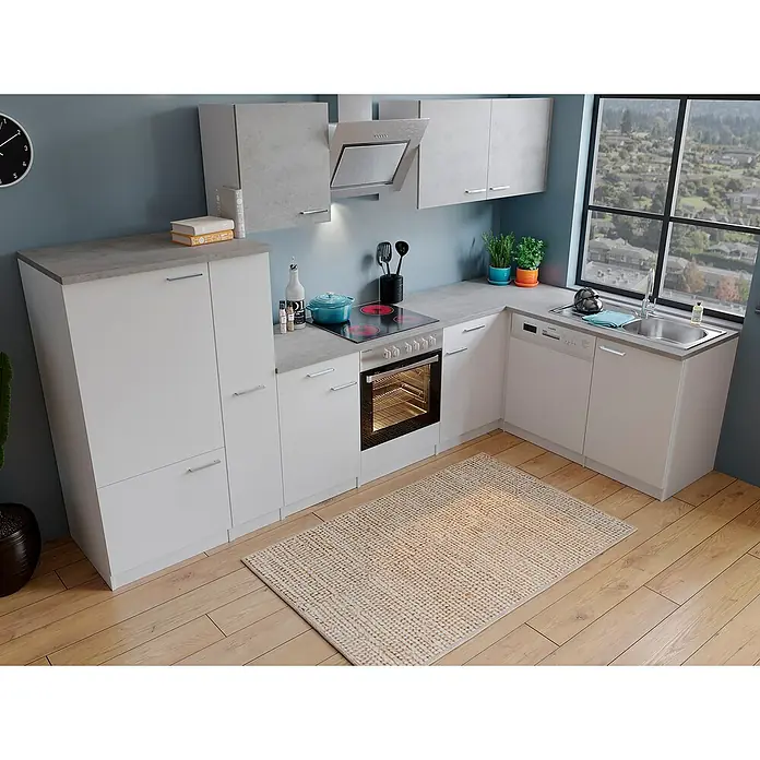 Respekta Winkelküche Malia Typ 2 - B x T: 310 x 172 cm, Weiß/Beton, Mit Elektrogeräten - Helle Küche mit modernen weißen Möbeln, Arbeitsplatte in Betonoptik und einem Teppich auf dem Holzboden.