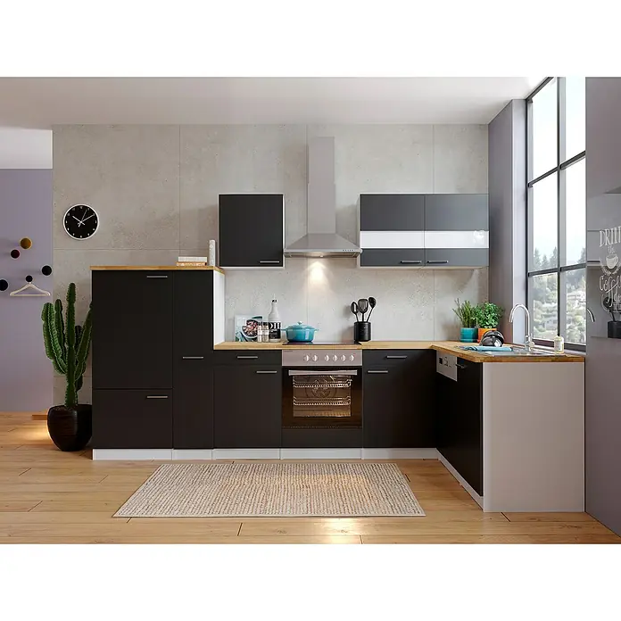 Respekta Winkelküche Malia Typ 2 - B x T: 310 x 172 cm, Schwarz, Mit Elektrogeräten - Moderne Küche mit schwarzen Schränken, hellem Holzboden und einer gemütlichen Atmosphäre. Die Küche ist funktional und stilvoll eingerichtet.