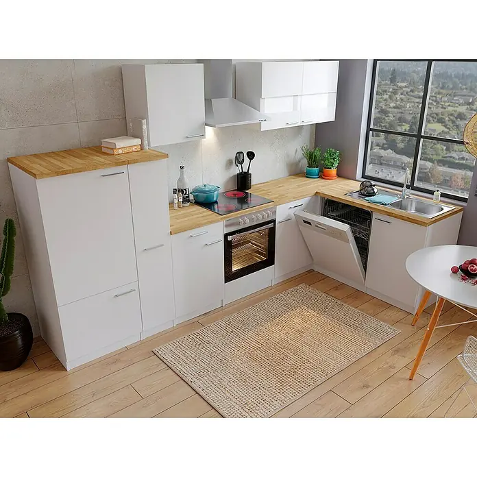 Respekta Winkelküche Malia Typ 2 - B x T: 310 x 172 cm, Weiß, Mit Elektrogeräten - Diese moderne Küche bietet eine Holzplatte, weiße Schränke und einen Geschirrspüler. Dazu gibt es einen attraktiven Teppich und ein Fenster mit schöner Aussicht.