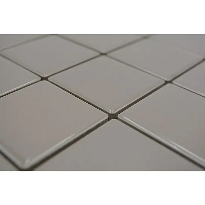 Mosaikfliese Quadrat Uni CD 282 - 29,8 x 29,8 cm, Beige/Braun, Glänzend - Nahaufnahme von glatten, quadratischen, hellgrauen Fliesen, die ein modernes und minimalistisches Muster bilden.