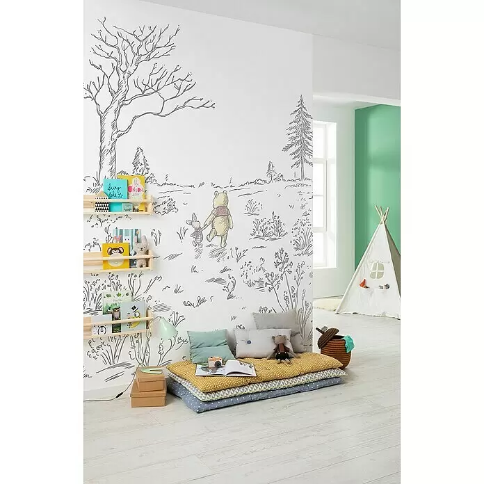 Komar Fototapete Winnie Pooh Walk - B x H: 200 x 280 cm, Vlies - Wandgemälde mit Winnie Puuh und Ferkel als Strichzeichnung in hellem Kinderzimmer mit Leseecke.