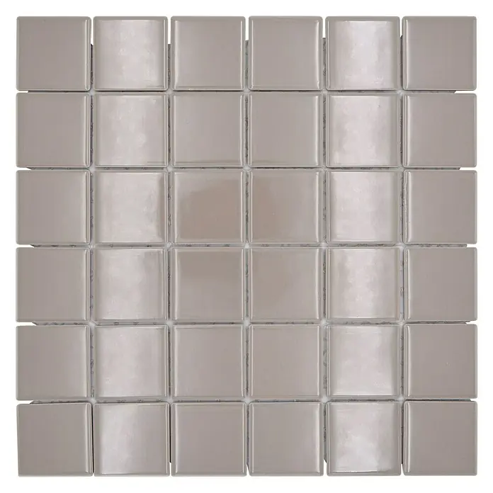 Mosaikfliese Quadrat Uni CD 282 - 29,8 x 29,8 cm, Beige/Braun, Glänzend - Nahaufnahme eines Musters aus quadratischen, hellgrauen Glasmosaikfliesen mit glänzender Oberfläche und leichten Reflexionen.