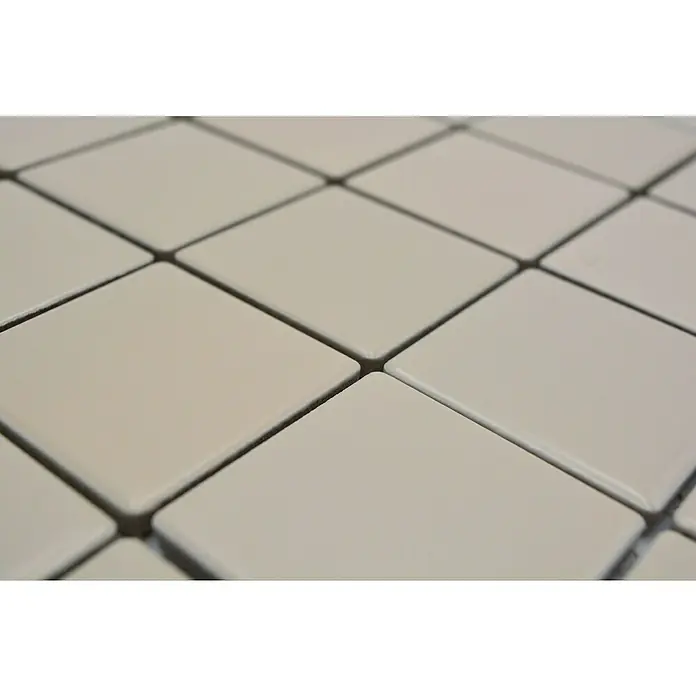 Mosaikfliese Quadrat Uni CD 27229,8 x 29,8 cm, Beige, Matt - Nahaufnahme von elfenbeinfarbenen Keramikfliesen, die ein elegantes und modernes Design für Ihr Zuhause bieten.