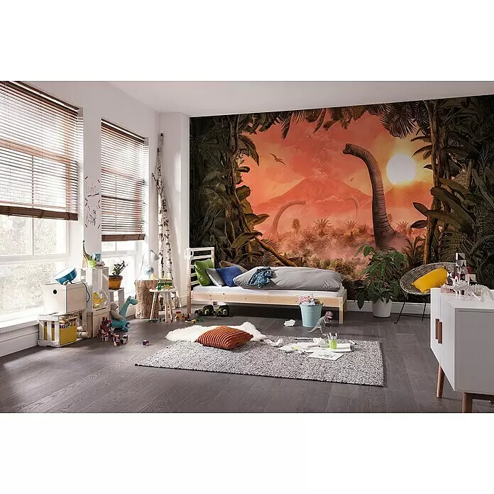 Komar Fototapete Brachiosaurus - B x H: 500 x 280 cm, Vlies - Ein Kinderzimmer mit einem lebhaften Dinosaurier-Wandbild, einem hellen Holzbett und Spielbereich.