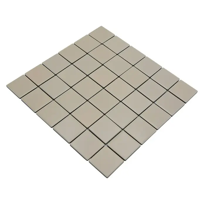 Mosaikfliese Quadrat Uni CD 272 - 29,8 x 29,8 cm, Beige, Matt - Nahaufnahme eines Verbunds aus beigen quadratischen Mosaikfliesen, die ein modernes und schlichtes Design für Innenräume bieten.