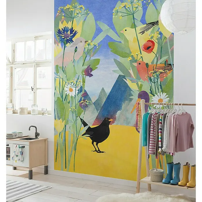 Komar Fototapete Twittering - B x H: 200 x 280 cm, Vlies - Ein Kinderzimmer mit einer Wandtapete mit Vogel- und Pflanzenmuster, einer Spielküche und einer Kleiderstange.